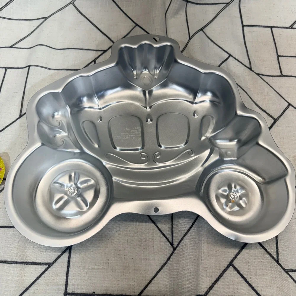 Wilton Princess Carriage Pan OS Silver Aluminum Shaped Cake Mold 2105-0250